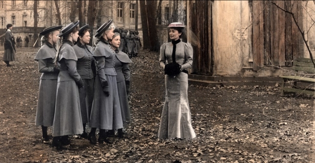 Mädchen in Uniform